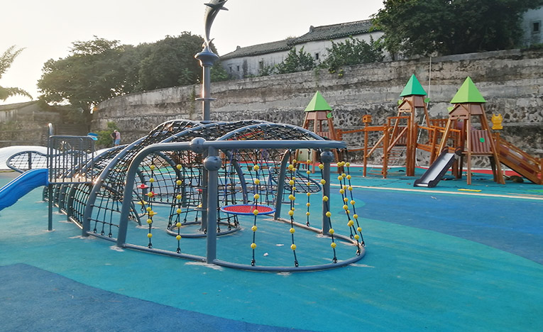 幼兒園木質(zhì)組合滑梯戶外景區(qū)無(wú)動(dòng)力游樂設(shè)備兒童攀爬架｜張弼士故居景區(qū)案例