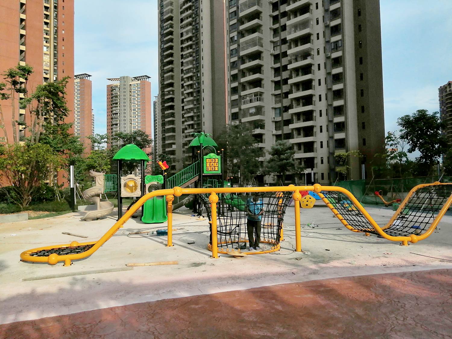 小區(qū)康體游樂設施戶外兒童攀爬架景觀園林小品組合滑梯|東莞奕翠園小區(qū)案例(圖2) 899.jpg