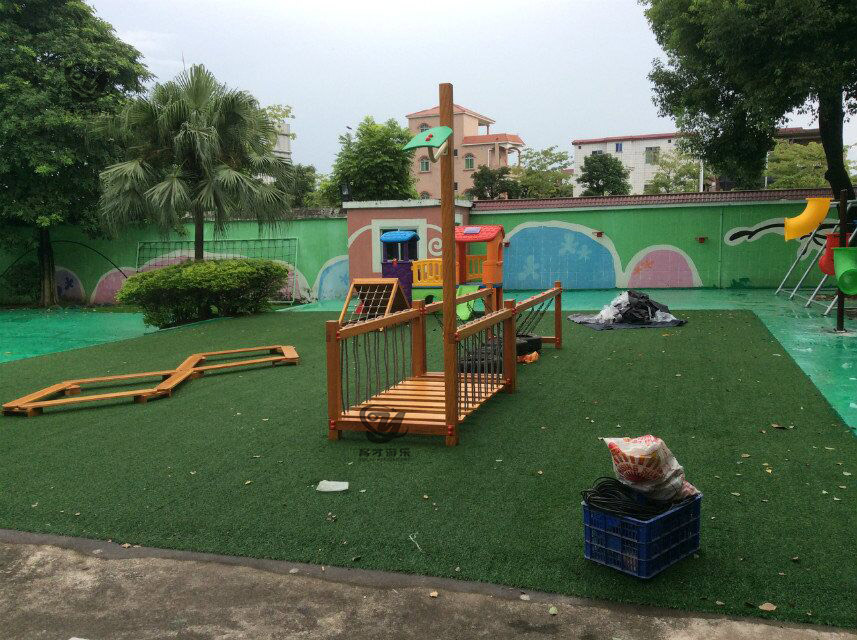 木質(zhì)體能拓展器材幼兒園戶外大型玩具攀爬滑梯案例_佛山佰德幼兒園(圖1) QQ圖片20220721090845.jpg