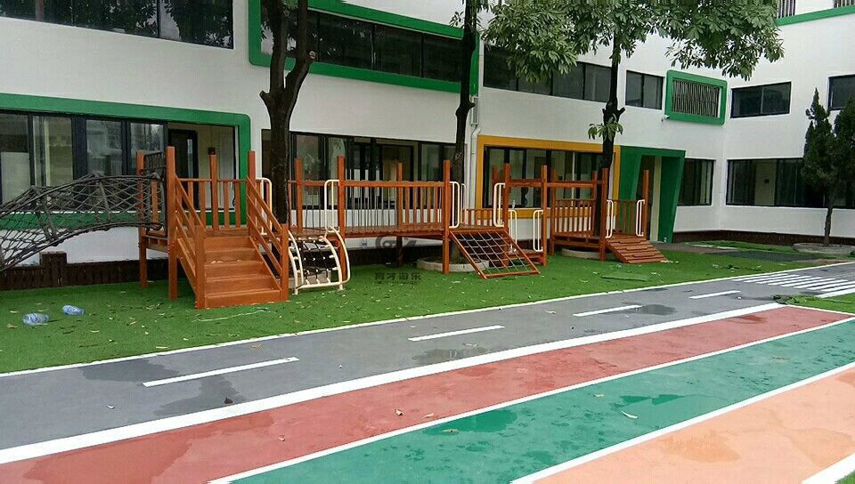 木質(zhì)體能拓展器材幼兒園戶外大型玩具攀爬滑梯案例_佛山佰德幼兒園(圖4) QQ圖片20220721090941.jpg