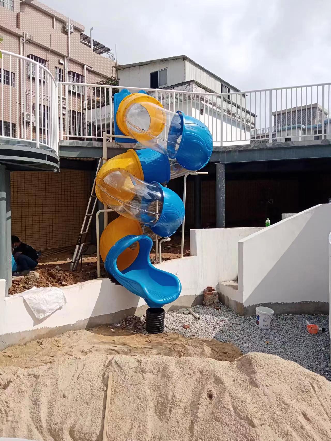 佛山順德戶外廊架走道旋轉(zhuǎn)兒童塑料滑滑梯|紅崗古樓幼兒園旋轉(zhuǎn)兒童滑梯定制案例(圖1) 微信圖片_20230811113225.jpg